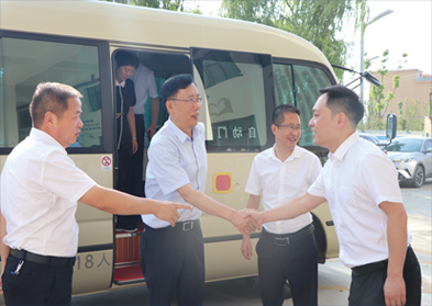 省政協(xié)副主席魏增軍一行青創(chuàng)協(xié)會(huì)委員工作室調(diào)研指導(dǎo)工作。安康市政協(xié)主席周建功、安康市委常委、副市長(zhǎng)陳暉陪同調(diào)研