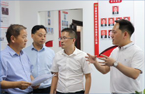 安康市政協(xié)黨組書(shū)記、主席調(diào)研指導(dǎo)青創(chuàng)協(xié)會(huì)委員工作室，市政協(xié)委員、公司總經(jīng)理李德奎做匯報(bào)介紹