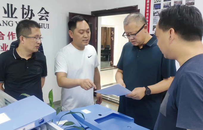 安康市政協(xié)秘書(shū)長(zhǎng)丁關(guān)軍，副秘 書(shū)長(zhǎng)、辦公室主任蔣軍調(diào)研指導(dǎo)青 創(chuàng)協(xié)會(huì)委員工作室，市政協(xié)委員、 公司總經(jīng)理李德奎做匯報(bào)介紹