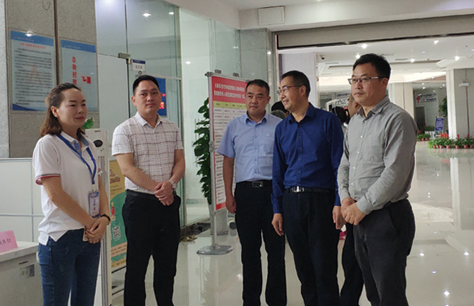 市創(chuàng)業(yè)就業(yè)服務(wù)中心心任謝光 運(yùn)、市殘聯(lián)理事長(zhǎng)王懷忠指導(dǎo) 公司承辦的殘疾人專(zhuān)場(chǎng)招聘會(huì)